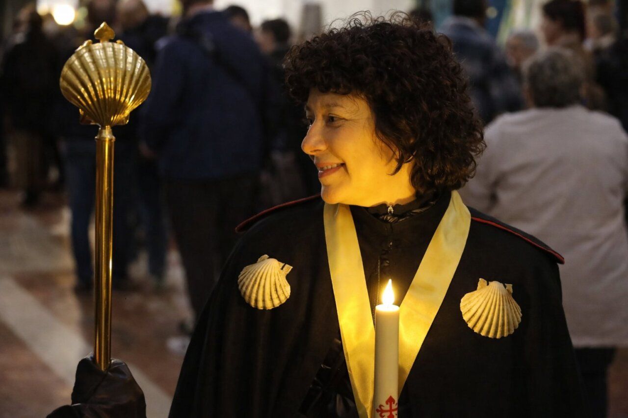 Mujer con vela y concha en la procesión de Flores del Sil