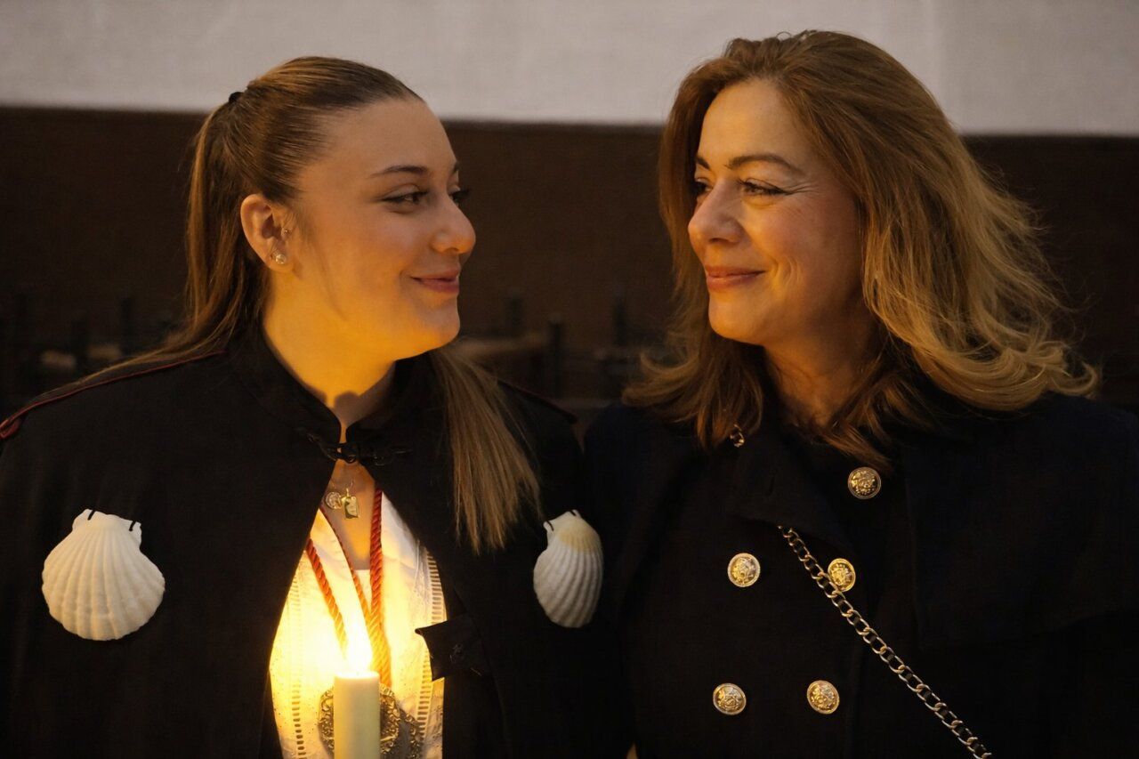 Dos mujeres sonrientes en la procesión de Flores del Sil