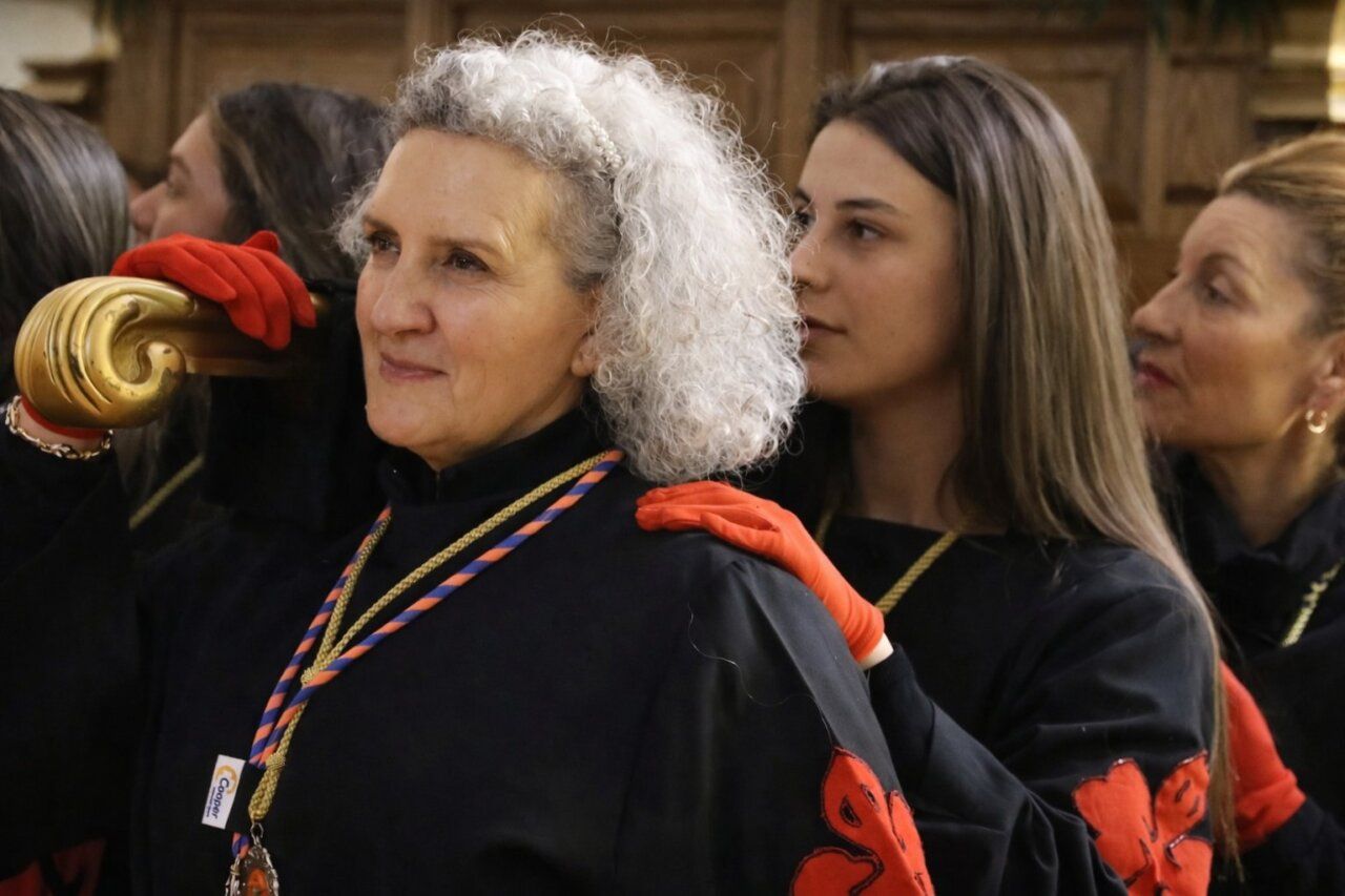 Mujeres cofrades en la procesión de Flores del Sil en Ponferrada