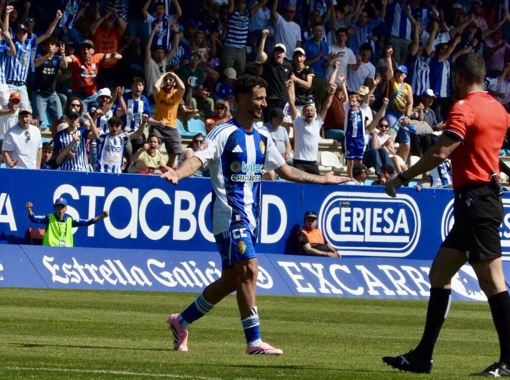 Jugador de la SD Ponferradina celebra un gol en El Toralín