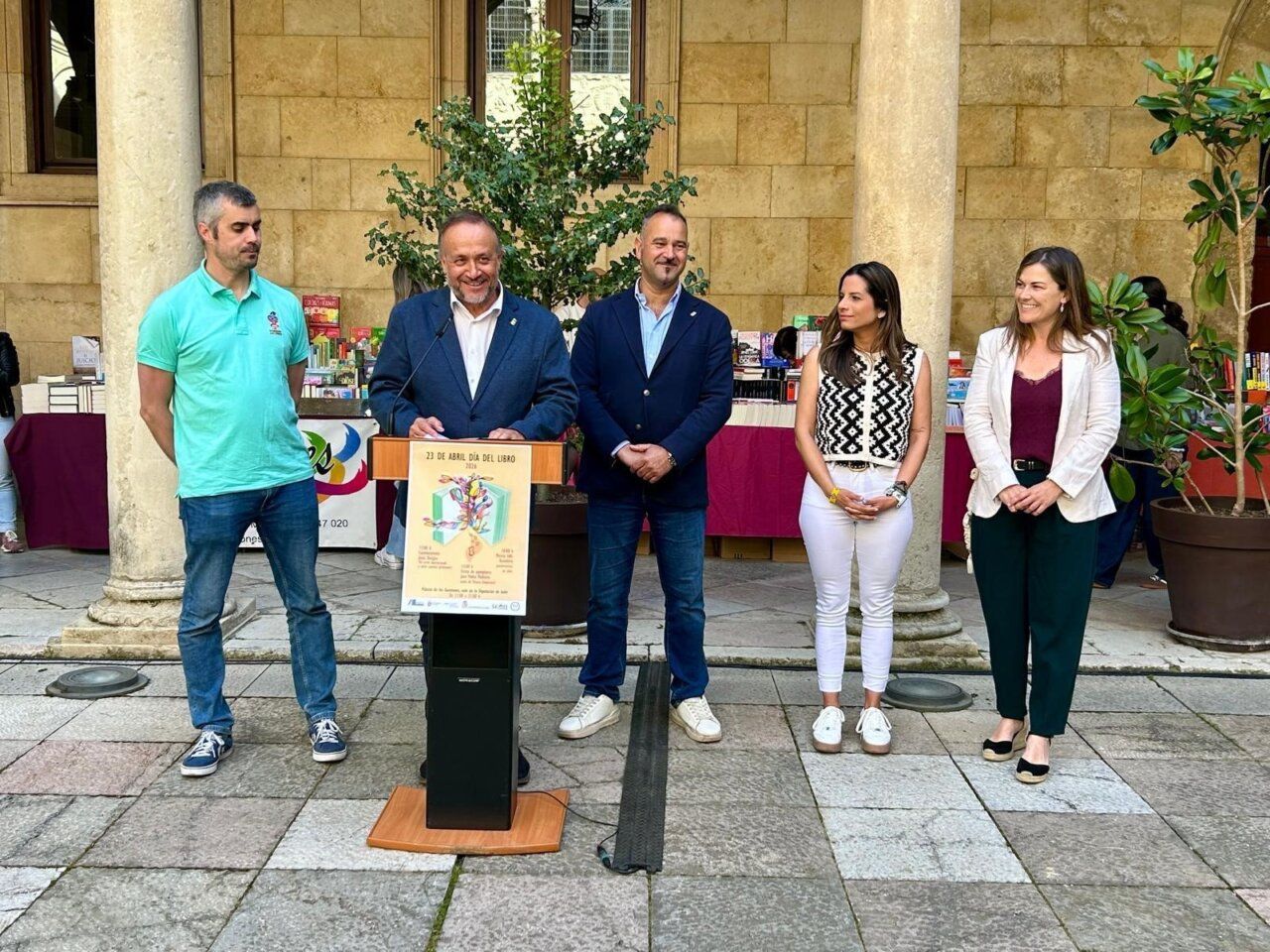 Evento del Día del Libro con varias personas en un podio