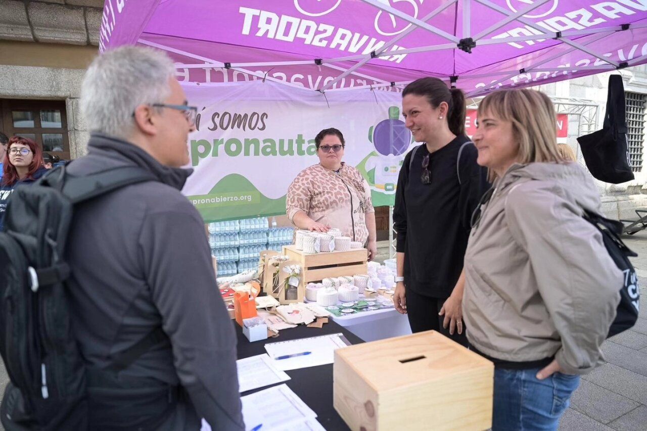 Vecinos interactuando en la marcha solidaria del Día de la Comunidad en Ponferrada.