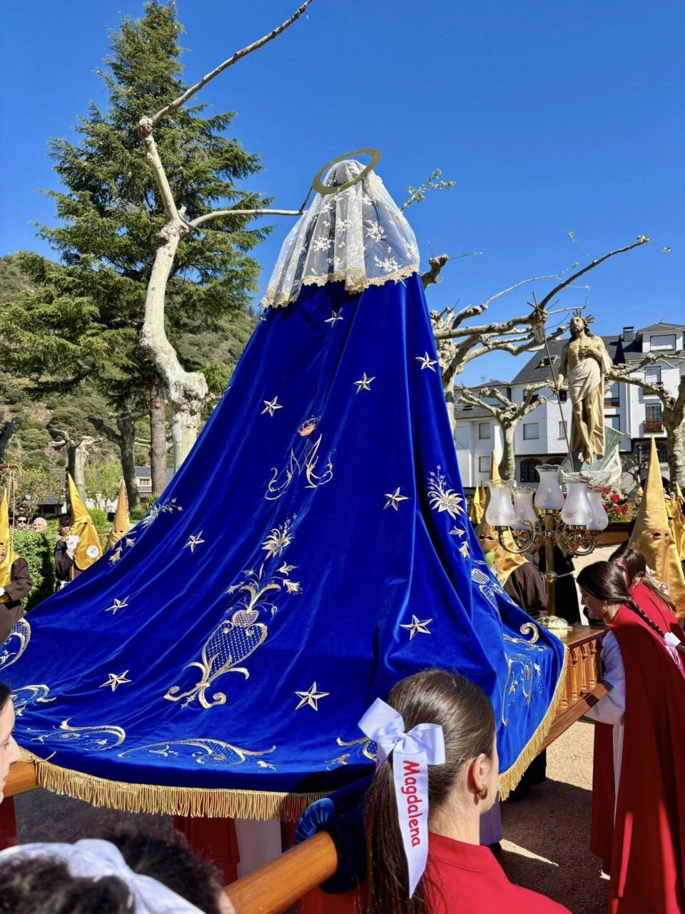 Celebración del Domingo de Pascua en Villafranca del Bierzo con un paso religioso