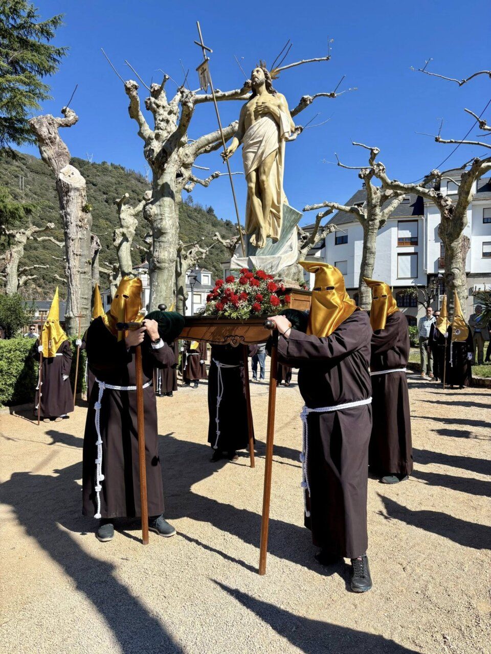 Celebración del Domingo de Pascua en Villafranca del Bierzo con procesión religiosa.
