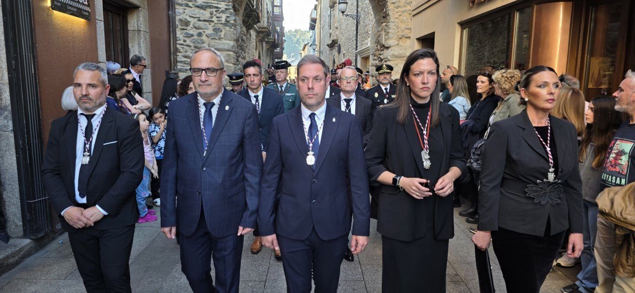 Hermanos de la cofradía durante la procesión del Desenclavo en Ponferrada