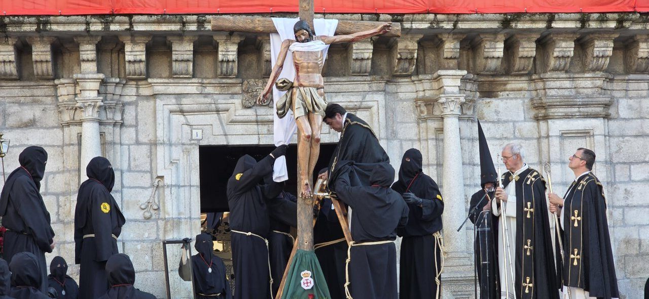 Hermanos de la cofradía descolgando al Cristo de la Cruz en la Plaza del Ayuntamiento.