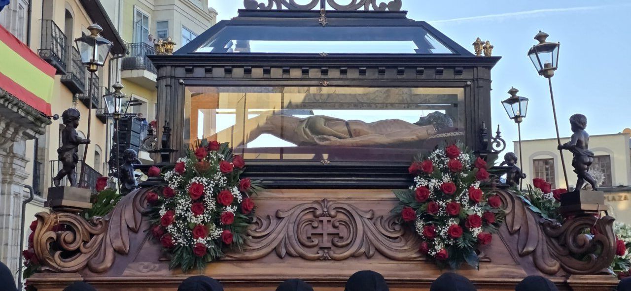 Procesión del Desenclavo en la Plaza del Ayuntamiento con flores y una urna