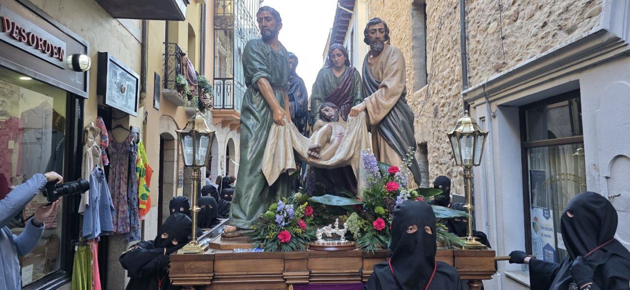 Procesión del Desenclavo en la Semana Santa de Ponferrada con figuras religiosas.