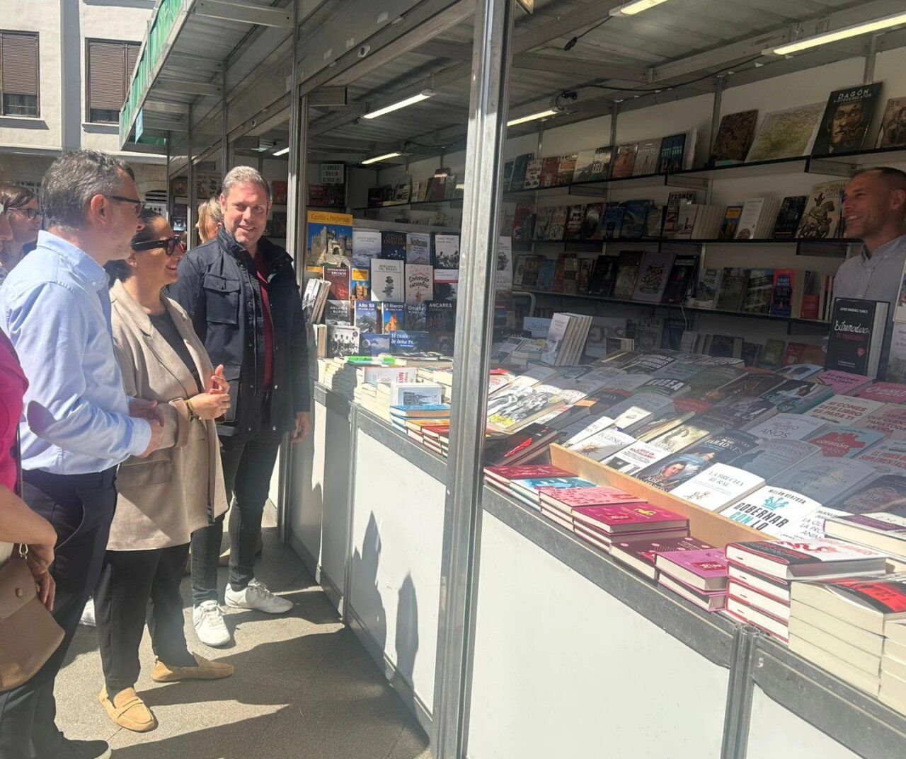 Visitantes explorando los puestos de libros en la Feria del Libro de Ponferrada