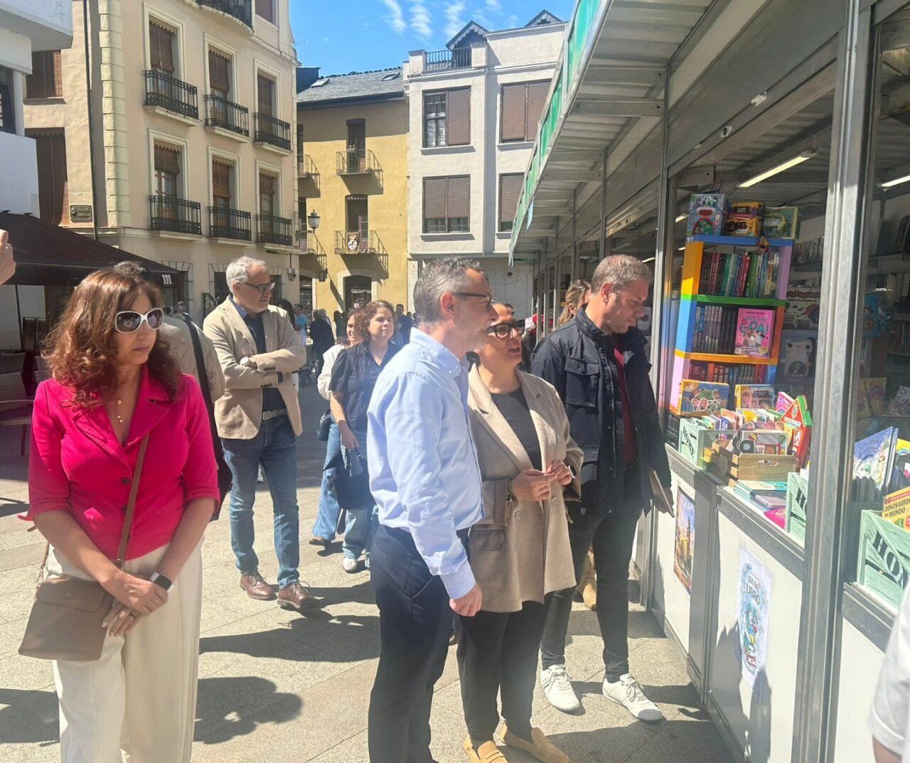 Visitantes observando libros en la Feria del Libro de Ponferrada