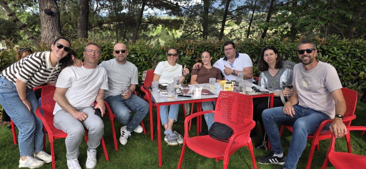 Grupo de personas disfrutando en el Festival Musicamino en Malumba