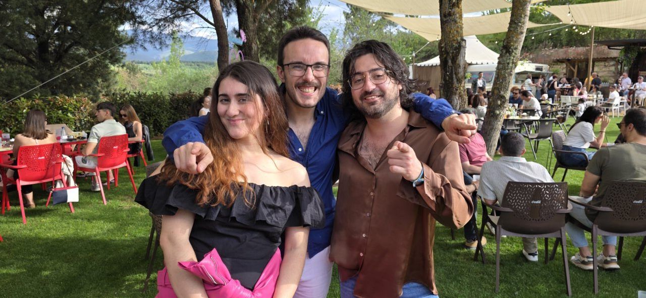 Tres personas sonrientes en el Festival Musicamino en Malumba