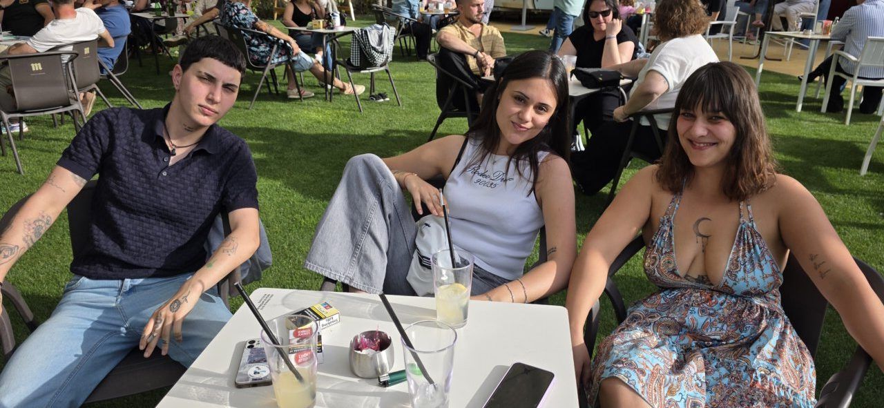 Tres jóvenes disfrutando en el Festival Musicamino en Malumba