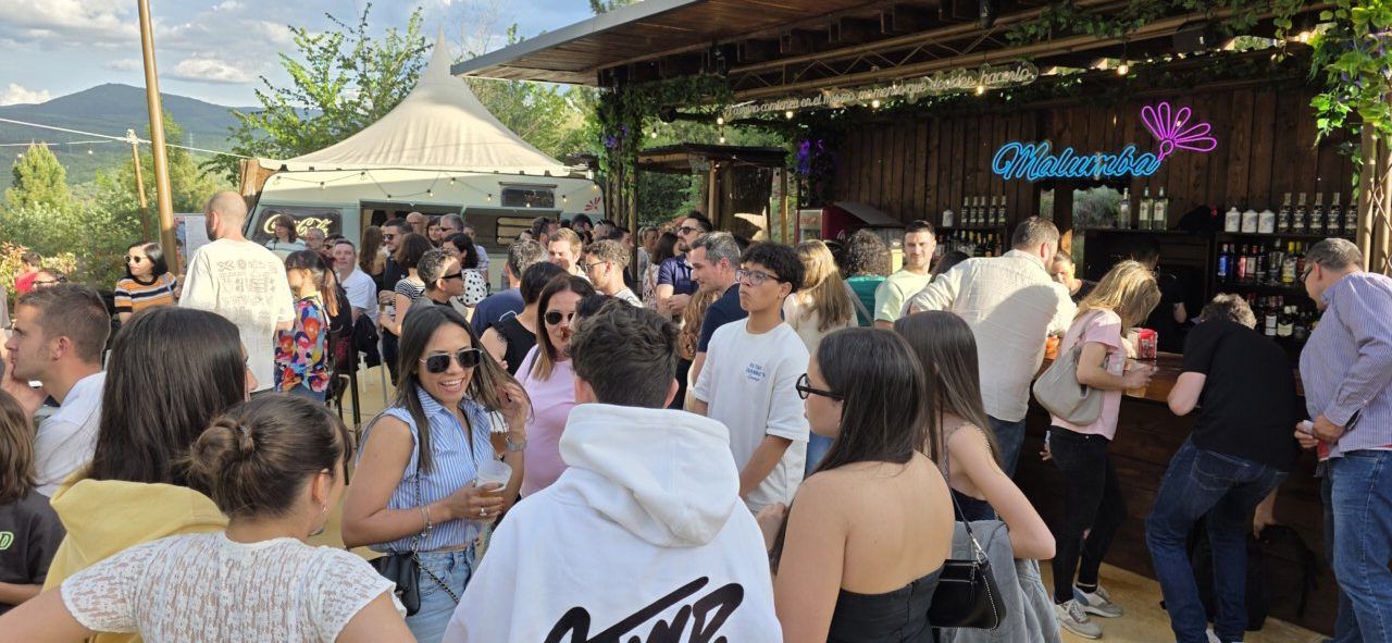 Multitud de personas disfrutando en el Festival Musicamino en Malumba