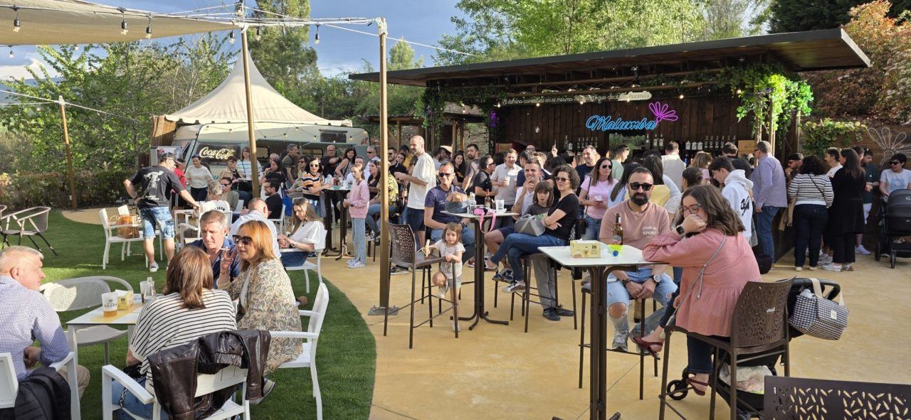 Multitud de personas disfrutando en el Festival Musicamino en Malumba