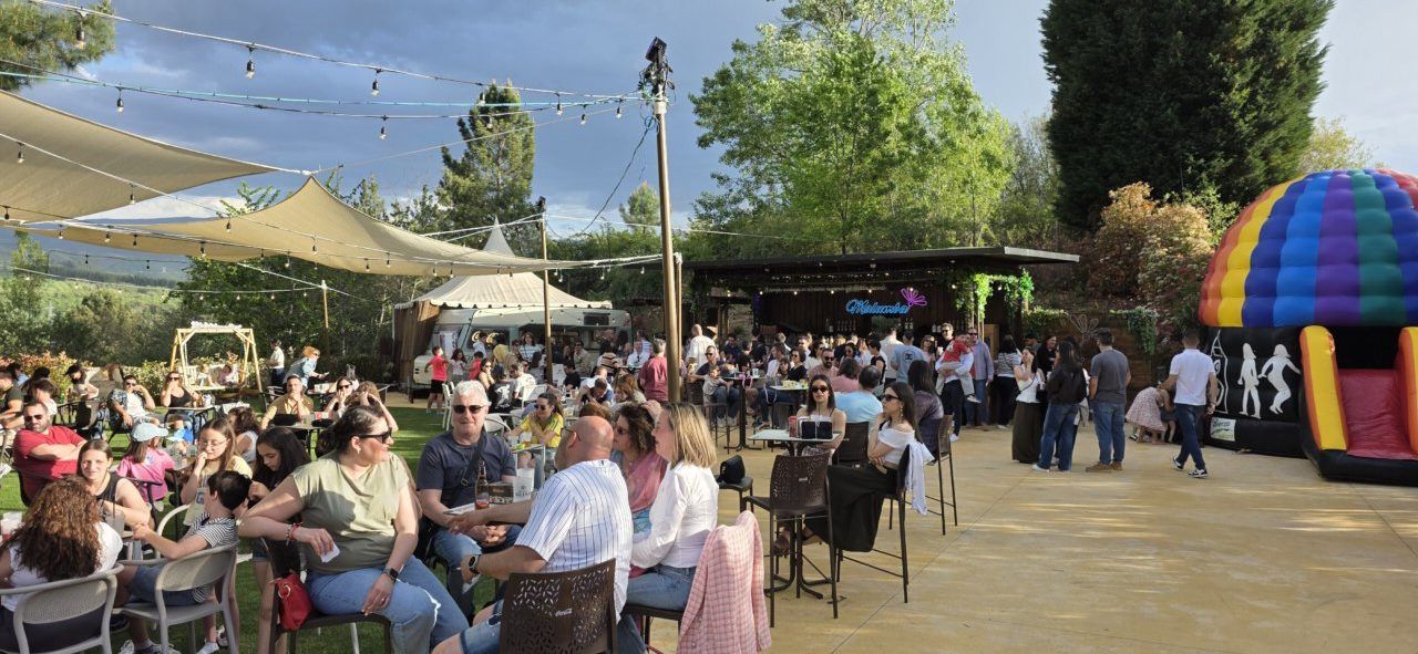 Multitud disfrutando del Festival Musicamino en Malumba con actividades y música