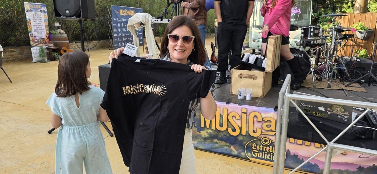 Mujer sosteniendo camiseta del Festival Musicamino en Malumba