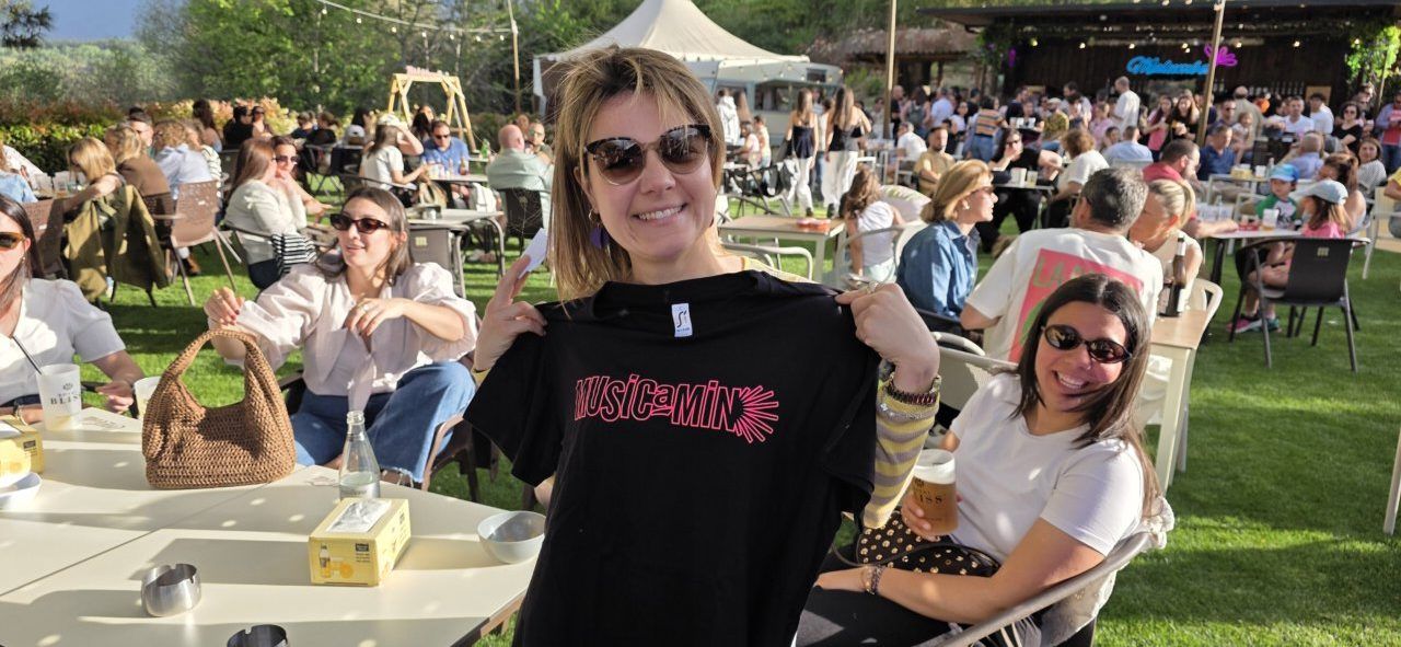 Mujer sonriente con camiseta del Festival Musicamino en Malumba