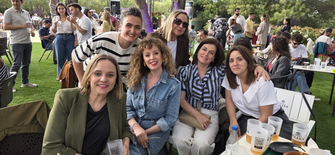 Grupo de mujeres sonriendo en el Festival Musicamino en Malumba