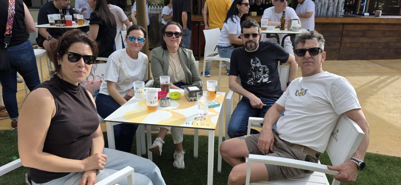 Grupo de personas disfrutando en el Festival Musicamino en Malumba