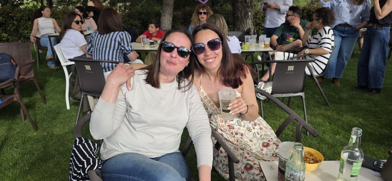 Dos mujeres sonrientes en el Festival Musicamino en Malumba