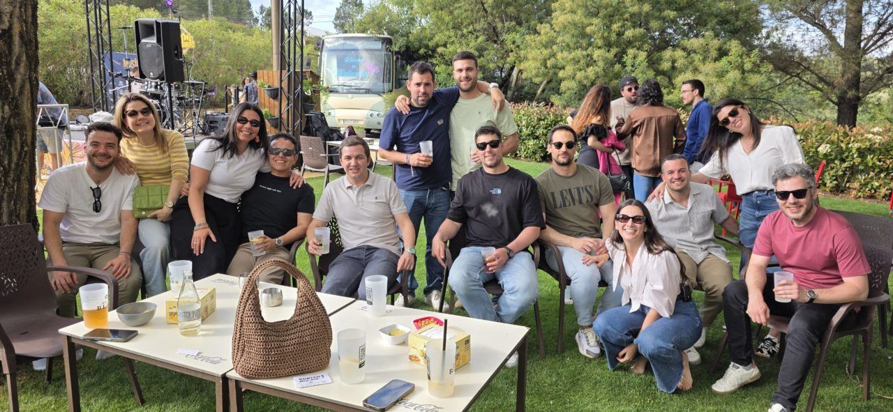 Grupo de personas disfrutando en el Festival Musicamino en Malumba