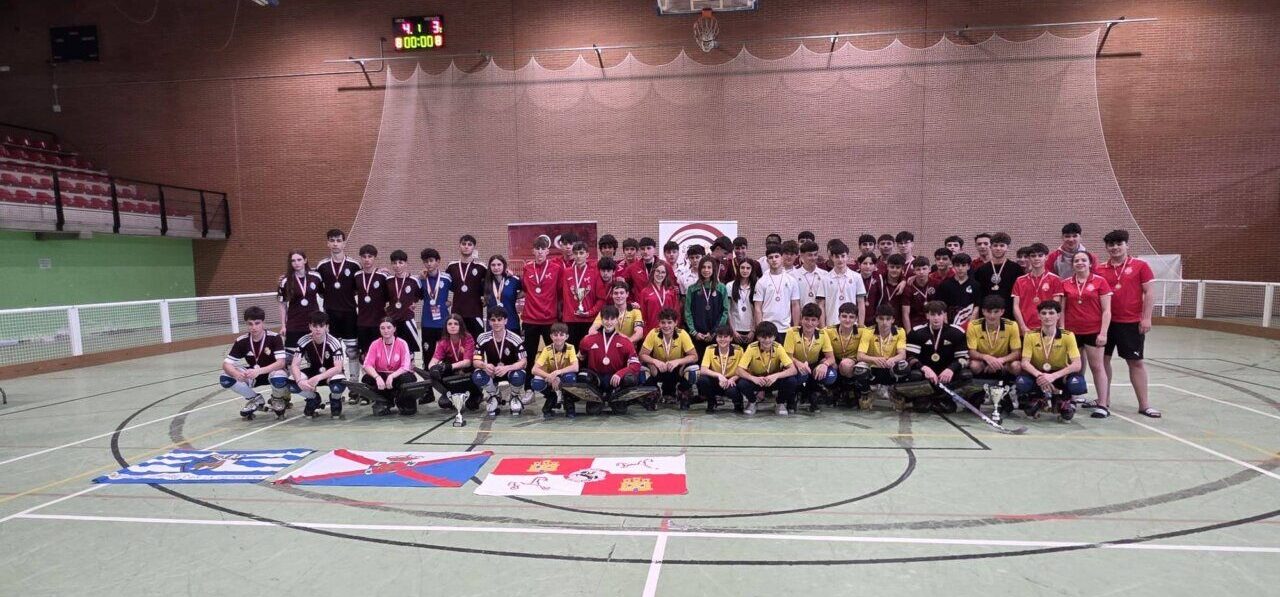 Jugadores de hockey juvenil en Ponferrada tras el campeonato