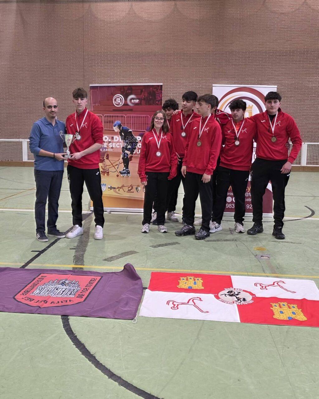 Equipo juvenil de hockey de Ponferrada con trofeo en campeonato