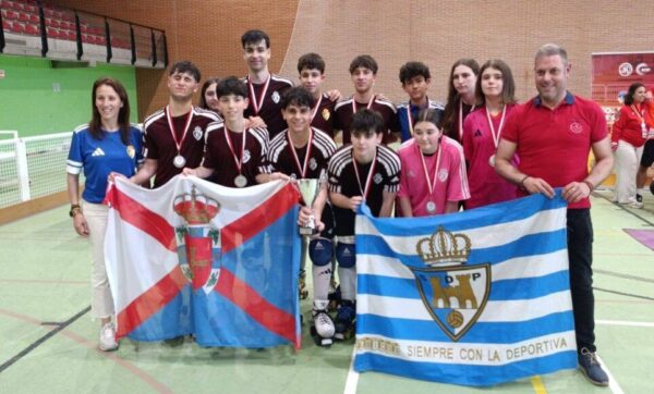 Equipo juvenil de hockey de la Ponferradina con medallas y banderas