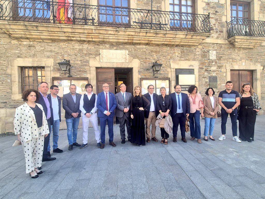 Grupo de personas en la I Gala de la Literatura Berciana en Villafranca del Bierzo