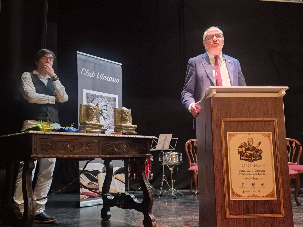 Momento de la I Gala de la Literatura Berciana en el Teatro Gil y Carrasco.