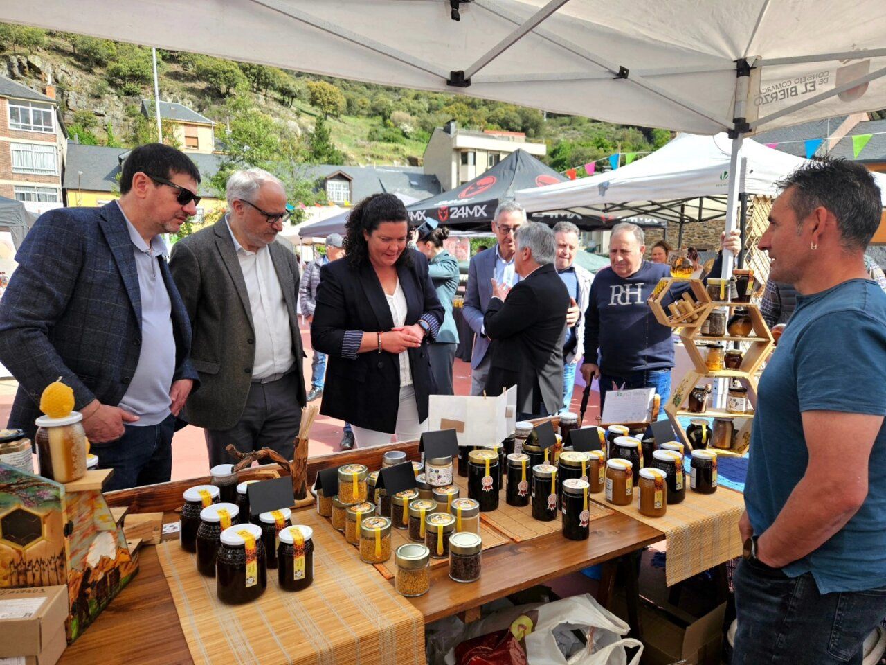 Asistentes observando productos en la II Feria Multisectorial de Torre del Bierzo