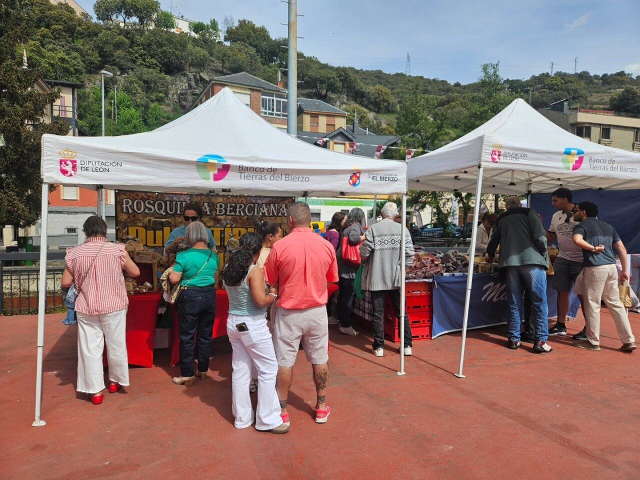 Personas en la II Feria Multisectorial de Torre del Bierzo
