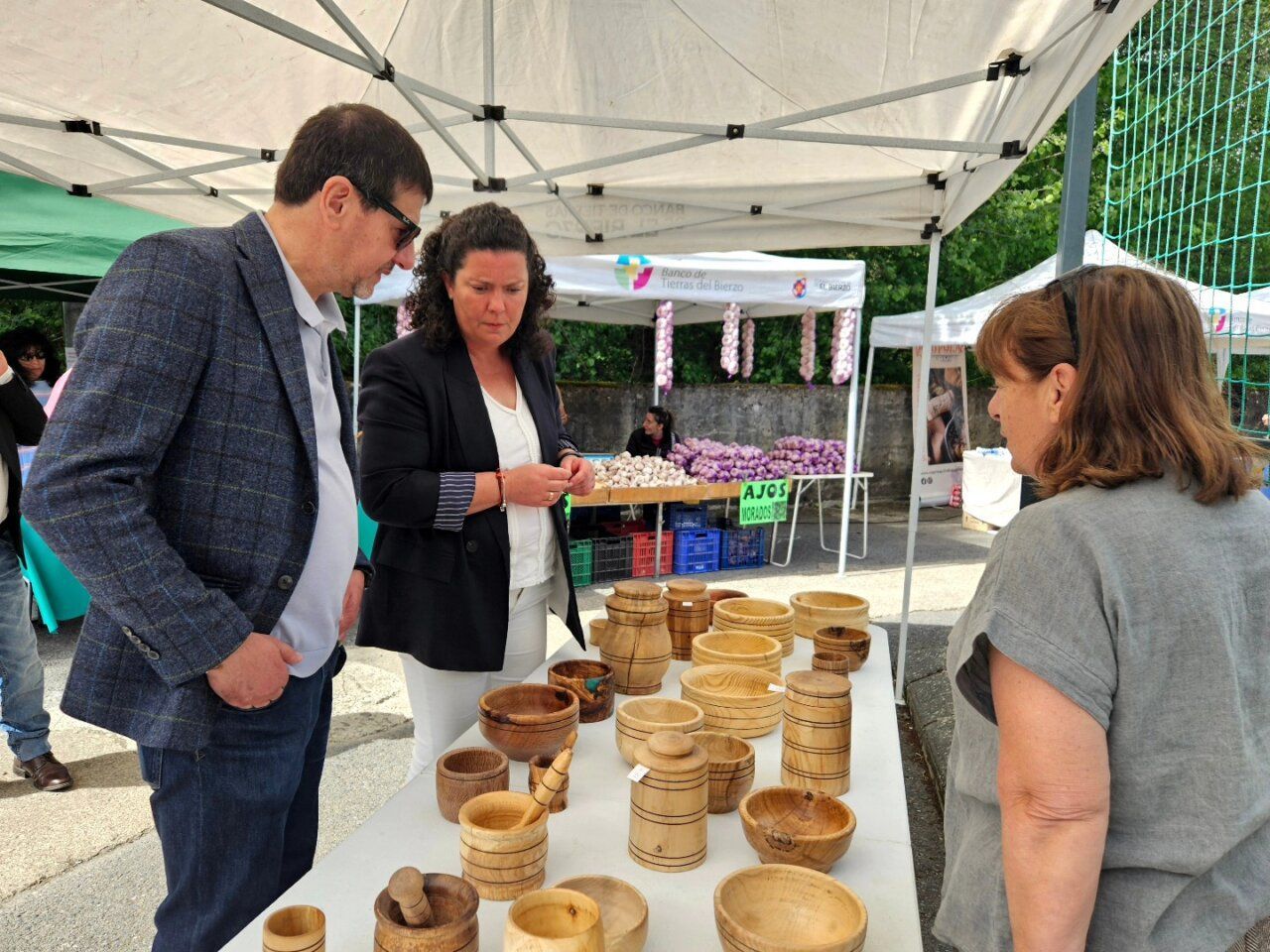 Asistentes observando productos de madera en la feria multisectorial