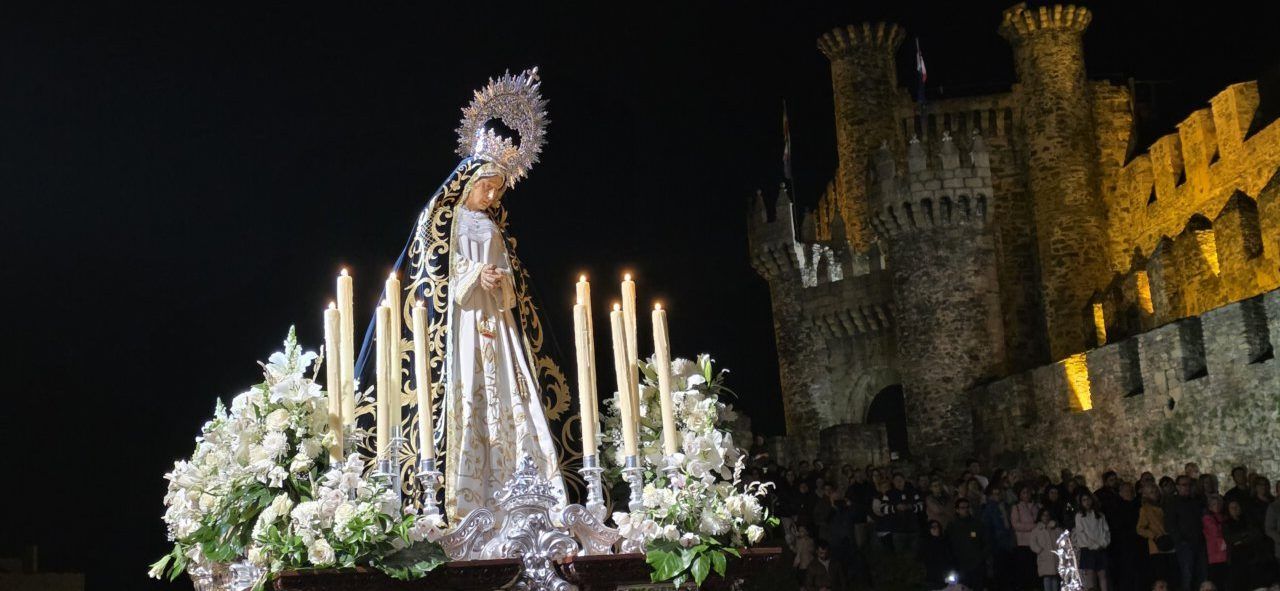 La Virgen de la Soledad en procesión nocturna en Ponferrada