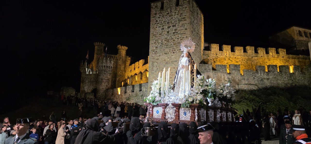 Procesión de la Virgen de la Soledad en Ponferrada durante la Semana Santa