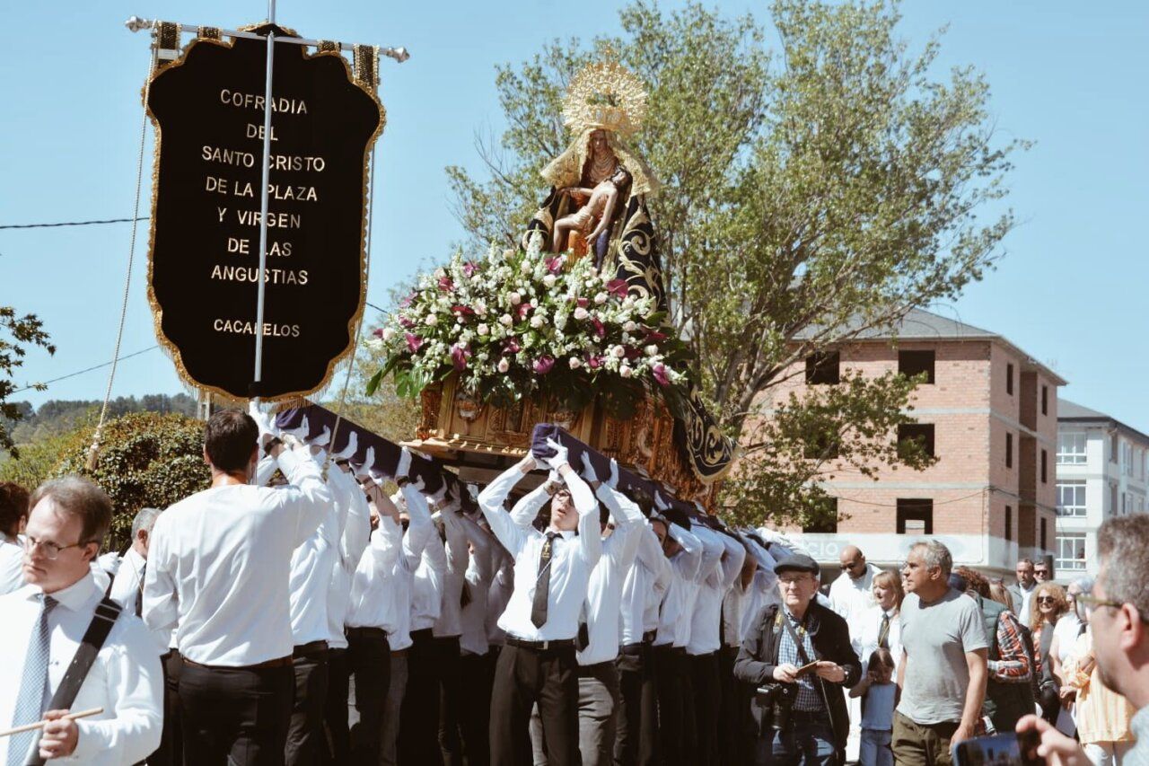 Procesión del Lunes de Pascua en Cacabelos con la Virgen de la V Angustia.
