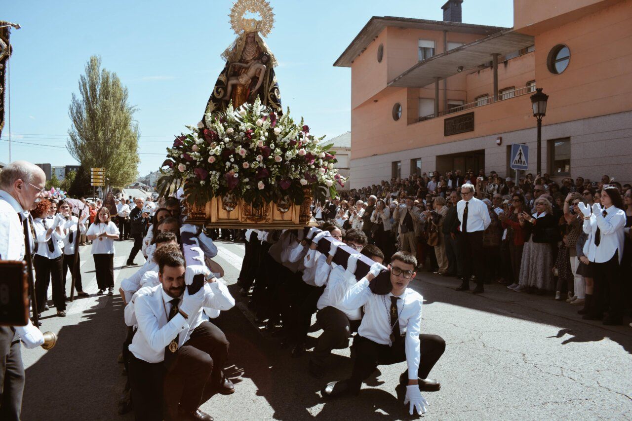 Procesión de la Virgen de la V Angustia en Cacabelos durante el Lunes de Pascua