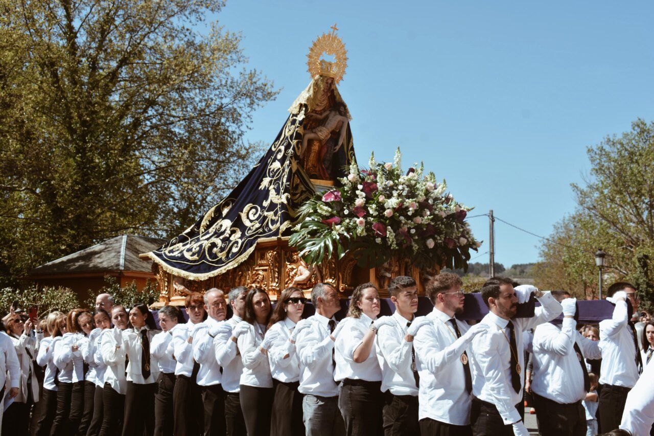 Procesión de la Virgen de la V Angustia en Cacabelos durante el Lunes de Pascua.