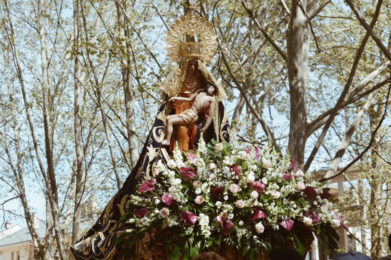 Imagen de la Virgen de la V Angustia en procesión con flores