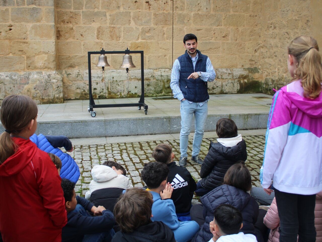 Niños escuchando a un guía en el Museo de los Pueblos Leoneses