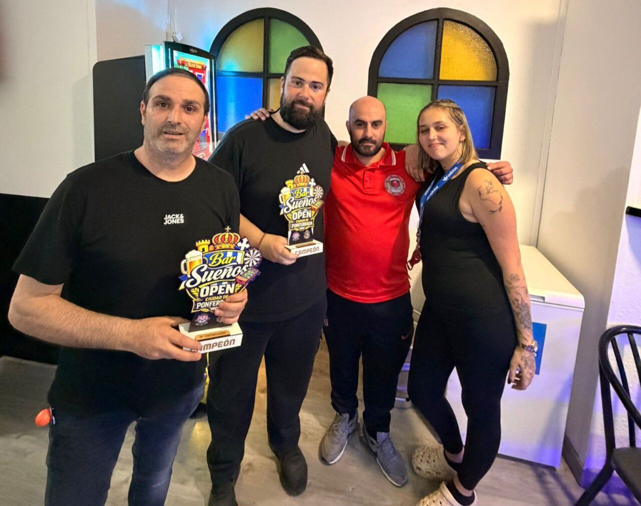 Víctor y Javi sosteniendo trofeos en el Bar Sueños
