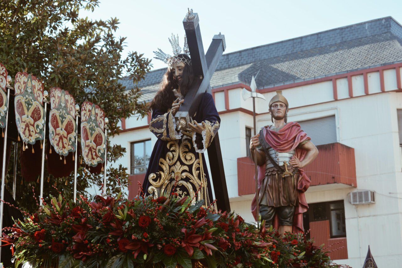 Imagen de la Procesión del Encuentro en Cacabelos con figuras religiosas.