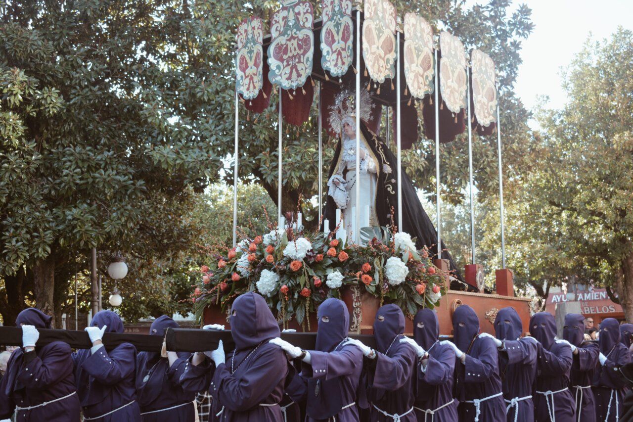 Participantes de la Procesión del Encuentro en Cacabelos con un paso religioso.
