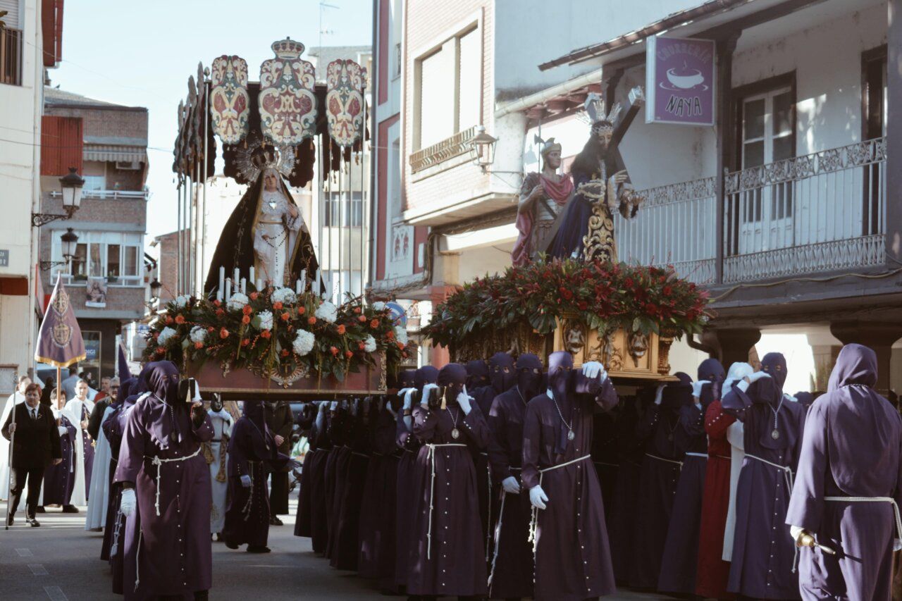 Participantes en la Procesión del Encuentro en Cacabelos con pasos procesionales