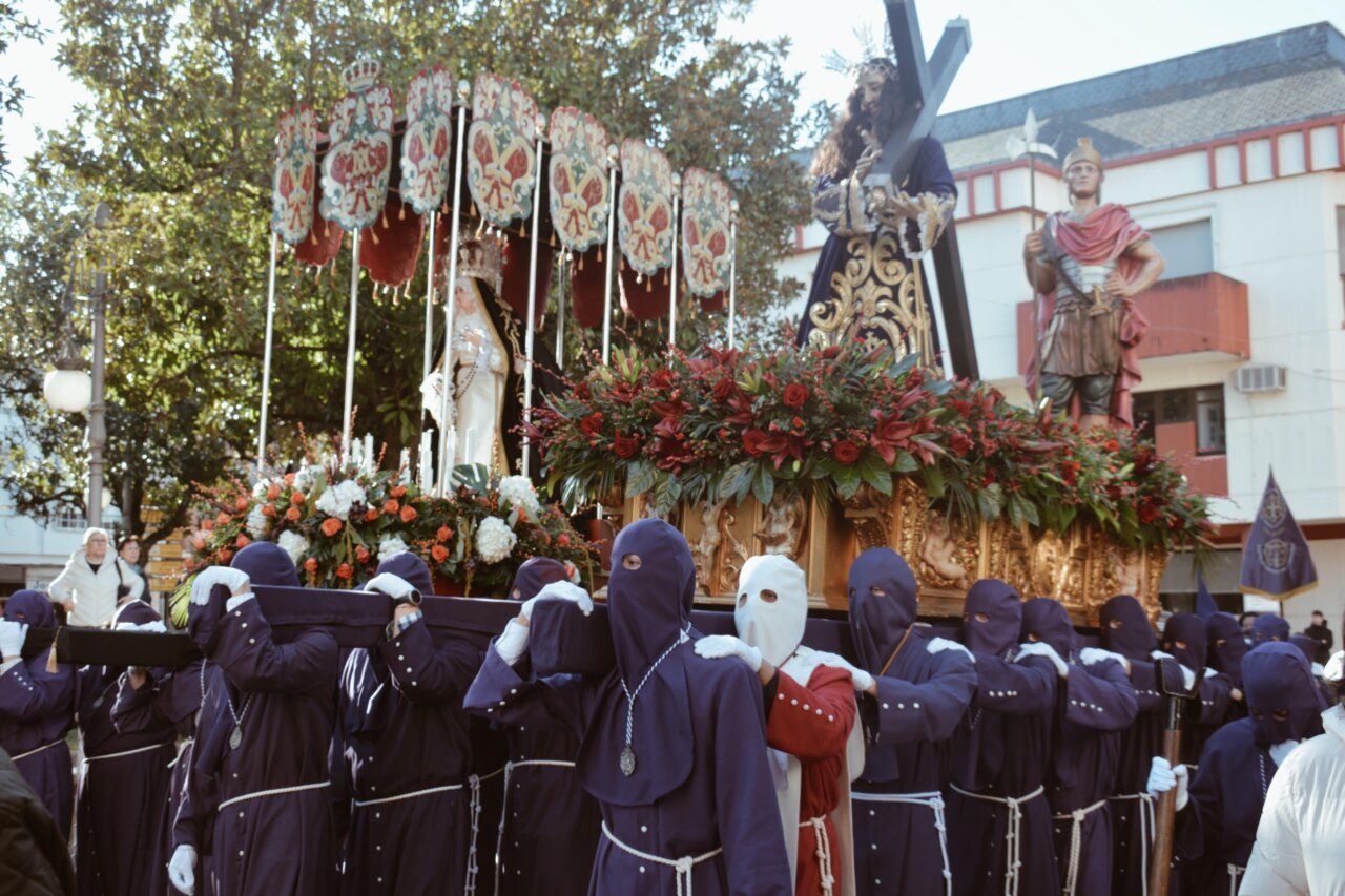 Participantes en la Procesión del Encuentro en Cacabelos con imágenes religiosas.