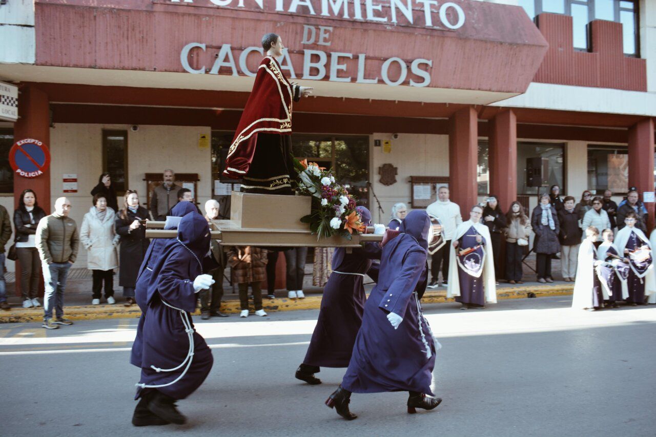 Participantes de la Procesión del Encuentro en Cacabelos con un paso religioso.