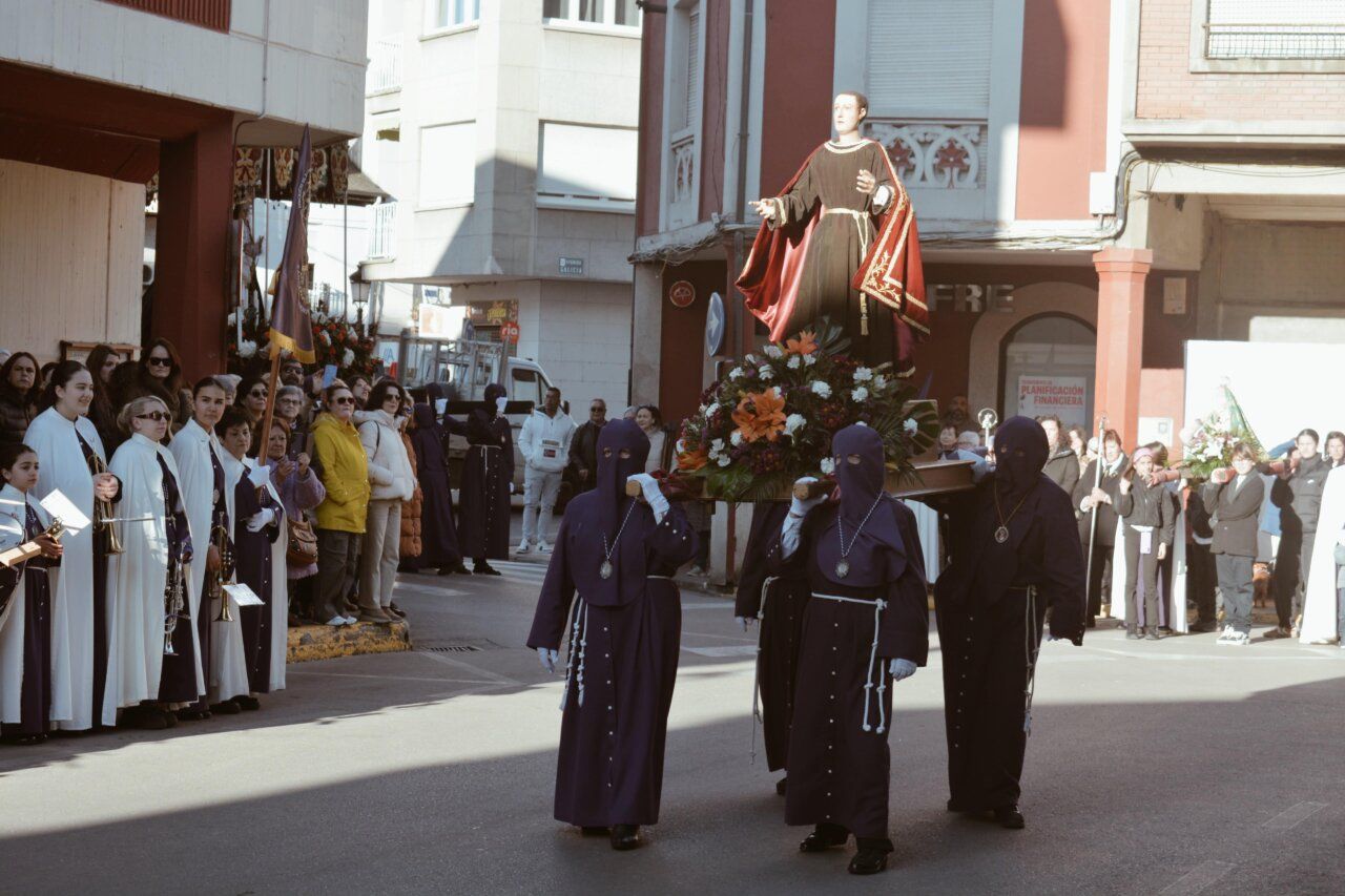 Participantes en la Procesión del Encuentro en Cacabelos con un paso religioso