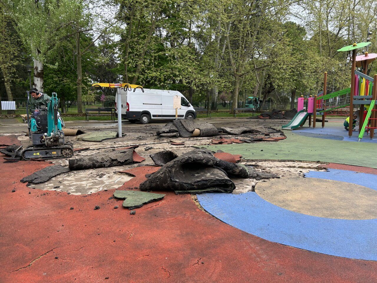 Trabajos de renovación en un parque infantil en Plantío, Temple y Cuatrovientos