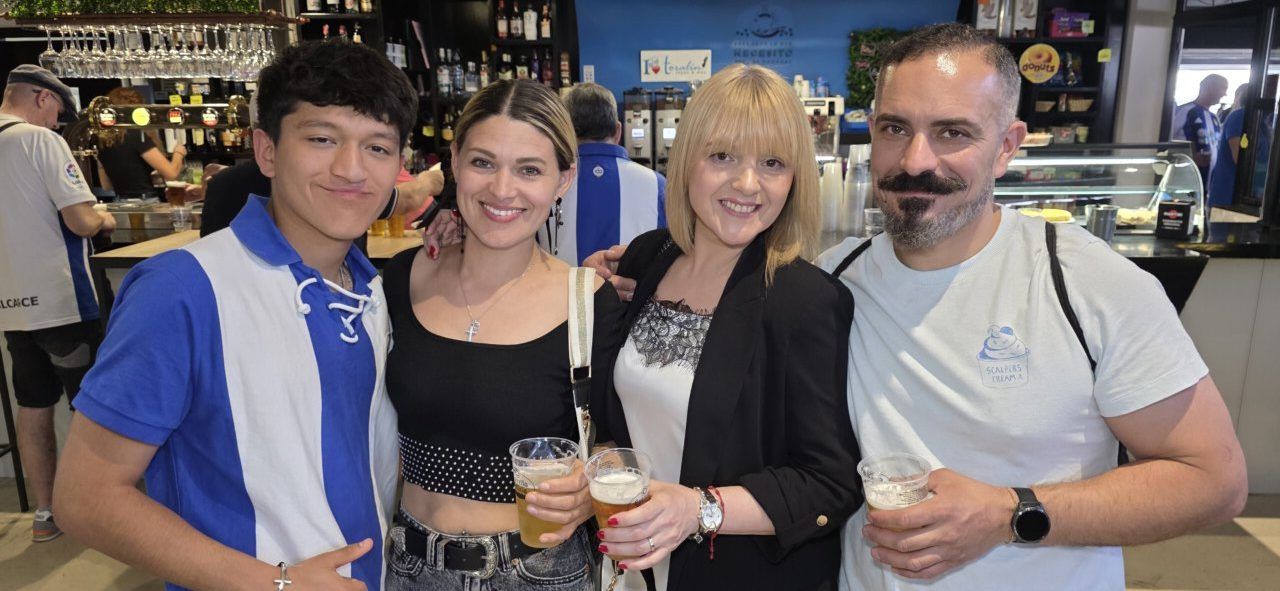 Grupo de personas disfrutando en el Bar El Toralín durante el partido
